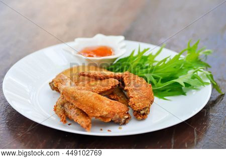 Deep Fried Chicken , Fried Chicken Or Chicken Wings And Sauce
