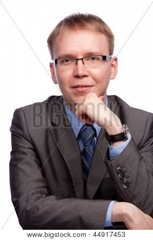 Portret van de man in grijs pak en glazen geïsoleerd op witte achtergrond
