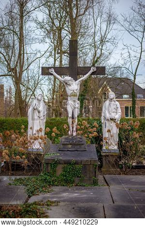 13 February 2022, Zijlpoort, Leiden, Netherlands, Image Of The Old Catholic Begraafplaats Cemetery Z