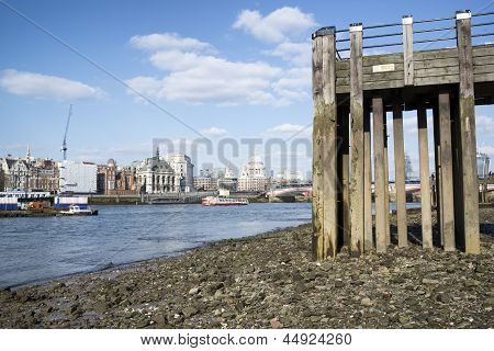 Bassa marea Tamigi e Londra City Skyline tra cui la Cattedrale di St Paul