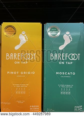 Augusta, Ga Usa - 02 15 22: Barefoot Wine On A Retail Store Shelf Pinot Grigio And Moscato