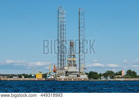 Ensco 101 Floating Drilling Rig, Drilling Cranes, Vessels And Mining Platforms In Kronstadt On Navy 