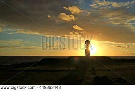 Amazing View Of The Setting Sun Shining Through The Silhouette Of Moai Statue Of Ahu Ko Te Riku, Eas