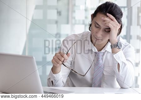 Male staffers are disappointed by the mistakes made, Despair or disappointment, Sad feeling, bored, 