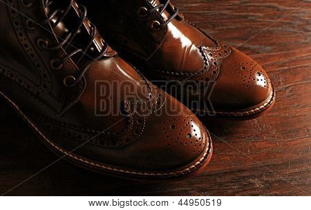 Sapatos de luxo marrom no fundo madeira