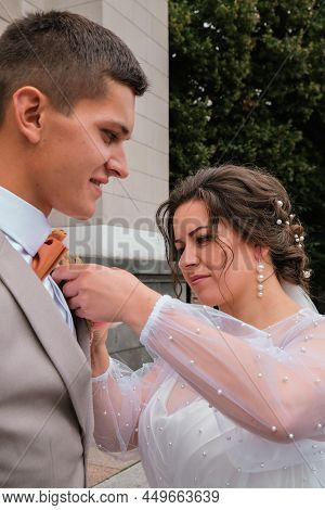 Faces Happy Newlyweds In The Pofil. The Bride And Groom Gently Look At Each Other. Groom And Bride. 