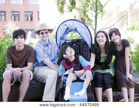 어린이 장애인된 아들의 Biracial 함께 앉아 아버지