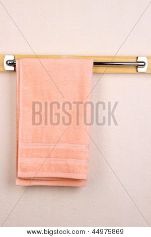 Banyo havlusu enine odasında üzerinde
