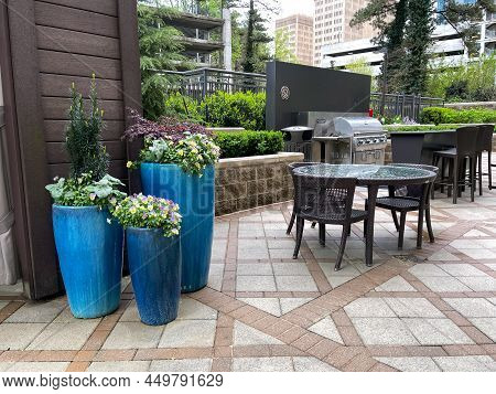 Atlanta, Ga - March 28, 2021:  The Paramount Condominium Outdoor Lounge And Grill Area In The Buckhe