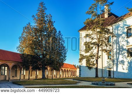 The Historical Castle Complex In Old Town Of Jindrichuv Hradec City. View Of Fountain In Rondell Pav
