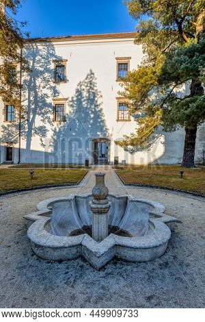The Historical Castle Complex In Old Town Of Jindrichuv Hradec City. View Of Fountain In Rondell Pav