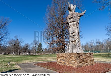 Paducah, Kentucky - January 10, 2022: Trail Of The Whispering Giants Native American Sculpture In Bo