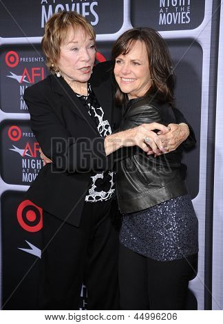 LOS ANGELES - 24 avr: Shirley MacLaine & Sally Field arrive o AFI nuit à The films 2013