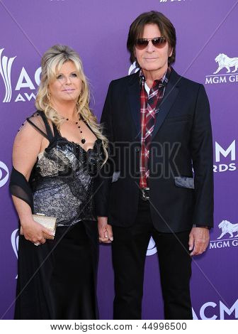 LAS VEGAS - kwiecień 07: John Fogerty & Julie Lebiedzinski przybywa do Akademii Country Music Award