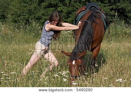 Ragazza tenta di spostare un'acetosa