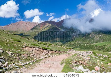 StraÃŸe biegen Sie im Tianshan-Gebirge