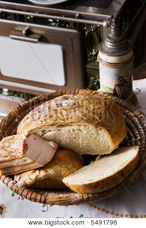 Pane fatto in casa e pancetta In un cesto