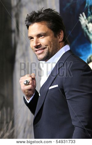 LOS ANGELES - DEC 2: Manu Bennett at the premiere of Warner Bros' 'The Hobbit: The Desolation of Smaug' at the Dolby Theater on December 2, 2013 in Los Angeles, CA