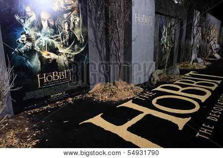 LOS ANGELES - DEC 2: Atmosphere, poster, display at the premiere of Warner Bros' 'The Hobbit: The Desolation of Smaug' at the Dolby Theater on December 2, 2013 in Los Angeles, CA