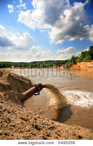 Egy cső, a folyón folyó szennyvíz
