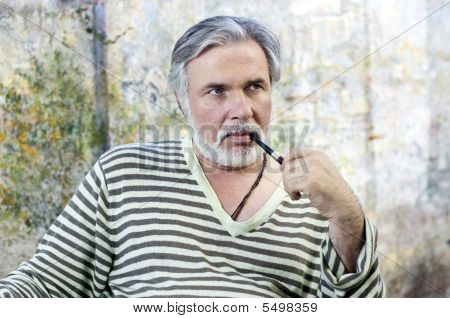 Retrato de una hombre maduro tabaco pipa