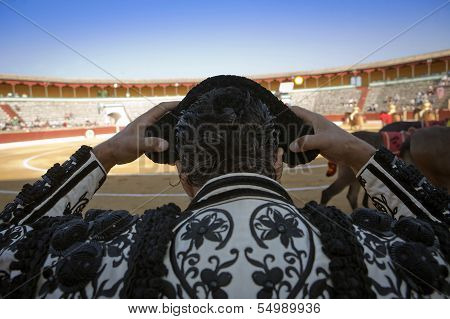 Bullfighter by contacting the montera during a bullfight