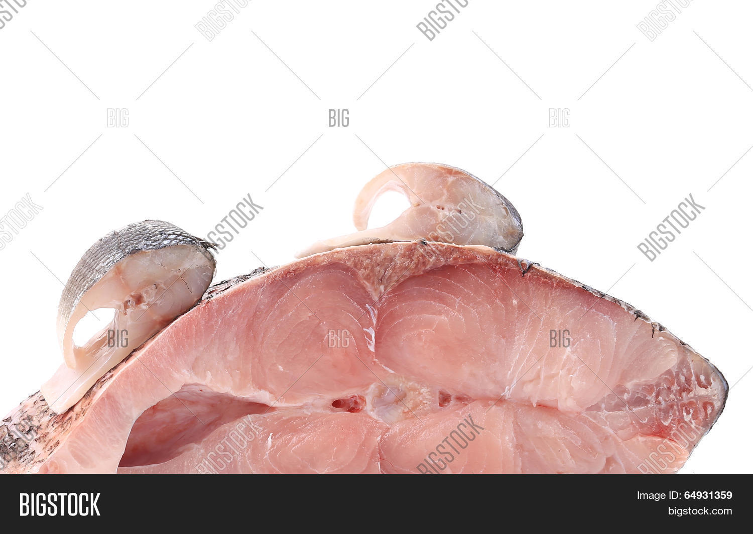 стейк палтуса на гриле. морской окунь на доске. морской окунь стейки. тюрбо по средиземноморски. филе камбалы тюрбо.