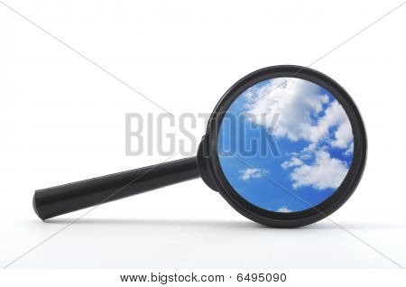 Blauwe hemel en vergrootglas