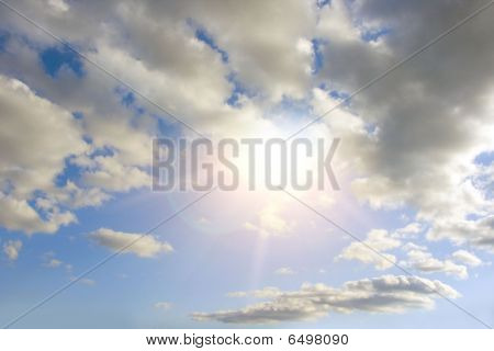 luce del sole, guardando oltre grandi nuvole