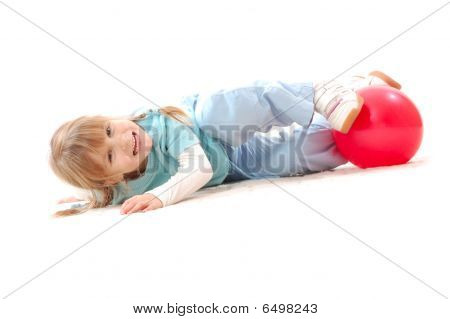 glückliche Mädchen mit einem ball
