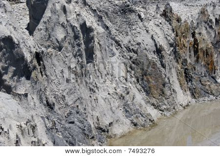 Bergen Borneo. Rocky mountains, afgronden en ravijnen.