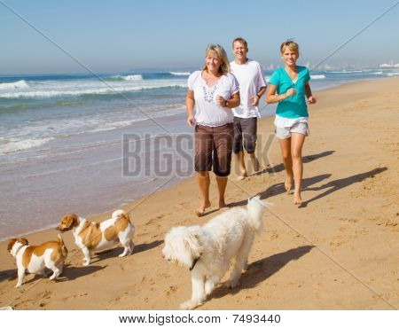 Fit famiglia fare jogging sulla spiaggia