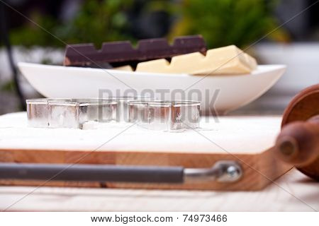 Cookie Cutters And White And Dark Couverture
