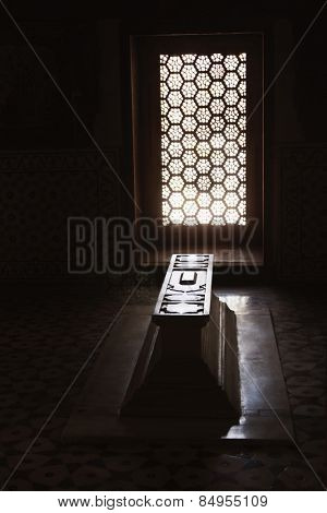 Grave in a mausoleum, Itmad-ud-Daulah's Tomb, Agra, Uttar Pradesh, India