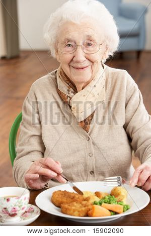 Senior Woman godendo di pasto