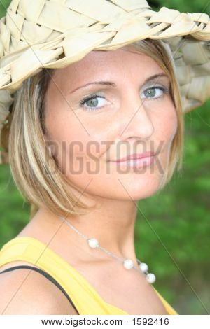 Donna felice nella natura - viaggi