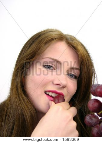 Colourdreams jeune femme appréciant raisins