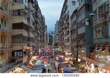Mong Kok,hong Kong-dec 1,2016: Crowded People Walk Through The Market In Mong Kok Hong Kong, Hong Ko