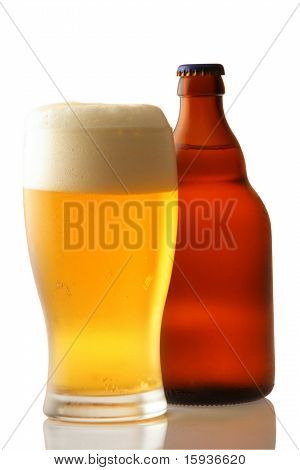 Um copo e uma garrafa de cerveja