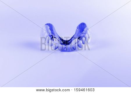 Clasp prosthesis with and attachments fixing ceramic crowns
