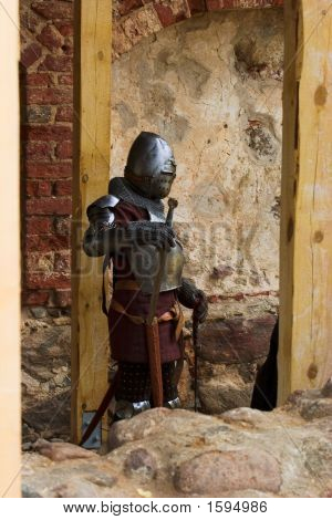 Cavaliere corazzato con spade