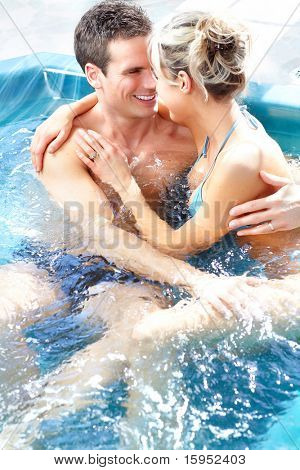 Jeune loving couple détente dans un jacuzzi confortable.