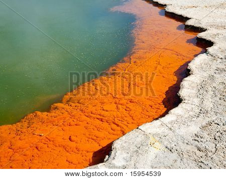 Den Rand der Champagne Pool Wai-O-Tapu Thermal Wonderland geothermales Gebiet in Neuseeland