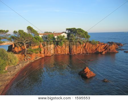 englische Strand in Antheor mit der kleinen Brücke, Azur Küste, südlich von Frankreich