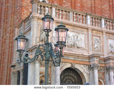 Pouliční lampa před palác, Place Saint-Marc, Benátky, Itálie