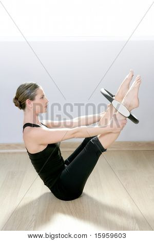 pilates kruh žena aerobik sport tělocvičně cvičení na dřevěné podlaze hry Magic