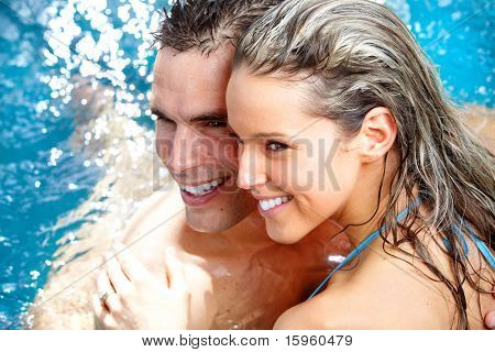 Jeune loving couple détente dans l'eau. Vacances.