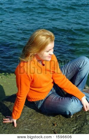 Fille de repos au bord de mer