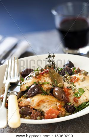Cacciatore ไก่ มะกอก เคเปอร์ มะเขือเทศ กระเทียม และสมุนไพร  อร่อย