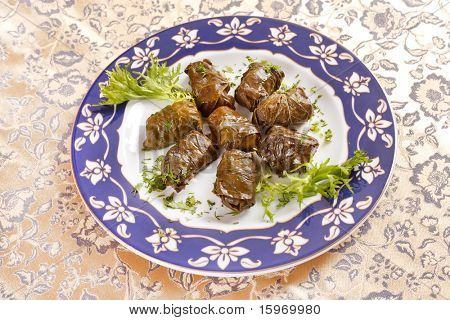 liściach winogron nadziewane ryżem (dolmades podawane na talerzu)